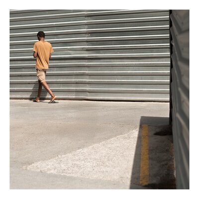 fotografo-callejear-cemento-chapa-linea-amarilla-persona-chanclas.jpg