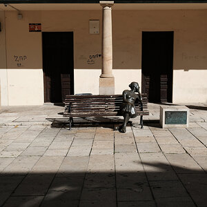 30 septiembre X-E3 con XF 23mm señora y escultura sentada.JPG