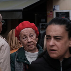 20 noviembre X-H1 y VILTROX AF 85señora gorro rojo.JPG