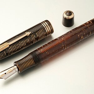 PARKER Vacumatic golden brown.jpg