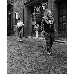 fotografo-la-palma-callejeando-persona-blanco-negro-tienda-ropa.JPG