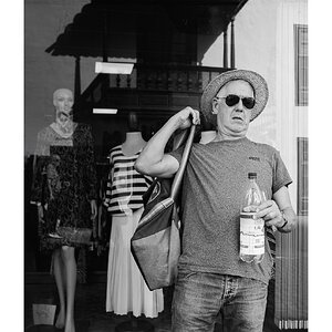 fotografo-la-palma-callejeando-persona-maniqui-ropa-sombrero-gafas-blanco-negro.JPG