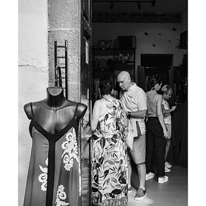 fotografo-la-palma-callejeando-personas-blanco-negro-comercio-maniqui.JPG