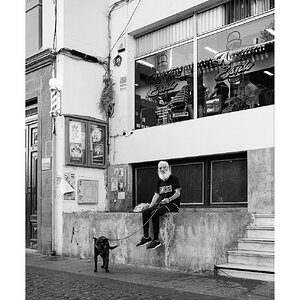 fotografo-la-palma-callejeando-personas-blanco-negro-perro-peluqueria.JPG