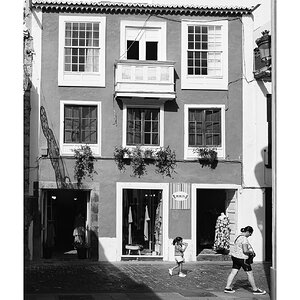 fotografo-la-palma-callejeando-personas-comercio-niña-blanco-negro.JPG