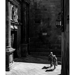 fotografo-españa-santiago-de-compostela-personas-via-sacra-blanco-negro.JPG