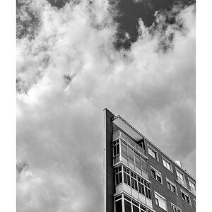 fotografo-gran-canaria-edificio-perspectiva-balcones-ventanas-cielo-blanco-negro.jpg