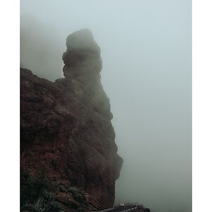 fotografo-gran-canaria-tejeda-formacion-rocosa-vegetacion-ladera-vehiculo-luz-roja.jpg