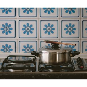 fotografo-cocina-comicda-caldero-cuchara-madera-azulejos-encimera-fogones-azul.jpg