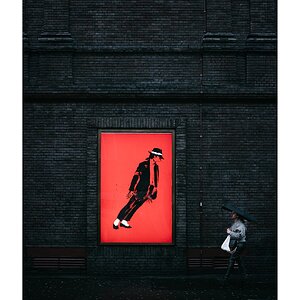 fotografo-londres-cartel-michael-jackson-rojo-smooth-criminal-persona-paraguas-pared-ladrillo.jpg