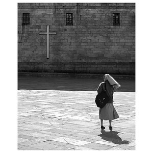 fotografo-galicia-santiago-de-compostela-plaza-monja-cruz-ventanas-blanco-negro.jpg