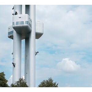fotografo-praga-torre-television-de-zizkov-bebes-gigantes-arbol.JPG