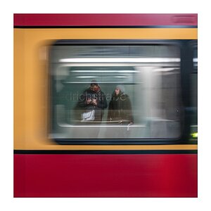 fotografo-berlin-estacion-metro-reflejo-cristal-autorretrato.jpg