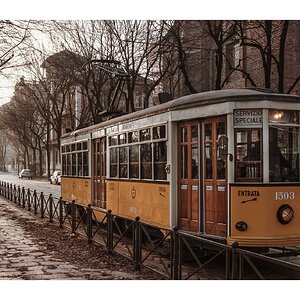 fotografo-tranvia-milano-puertas-madera.JPG