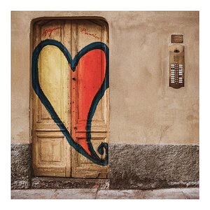 fotografo-puerta-madera-pintura-corazon-rojo-amarillo-telefonillo.jpg