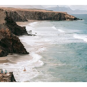 fotografo-fuerteventura-playa-la-pared-surfista-montañas-mar-arena.jpg