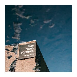 fotografo-amsterdam-paises-bajos-holanda-museo-van-gogh-reflejo-agua-suelo.jpg