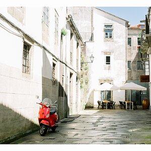 fotografo-santiago-compostela-motocicleta-color-rojo-sombrillas-barril.jpg