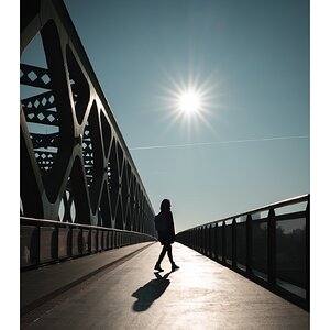 fotografo-eslovaquia-bratislava-puente-viejo-persona-silueta-contraluz.jpg
