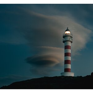 fotografo-faro-luz-cielo-azul-nube.jpg