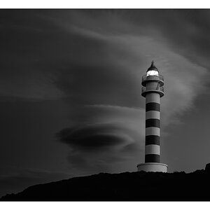 fotografo-faro-luz-cielo-blanco-negro-nube.jpg