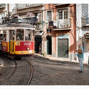 fotografo-portugal-tranvia-adoquim-personas-ropa-tendida.jpg