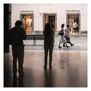 fotografo-multiopticas-gafas-maniqui-personas-calle-banco.jpg