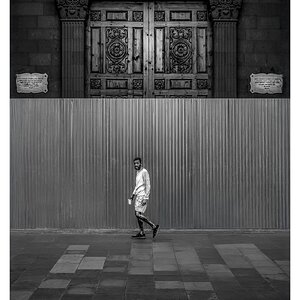fotografo-plaza-santa-ana-porton-columnas-placas-marmol-mendigo-.jpg