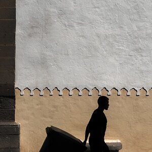 fotografo-callejear-silueta-persona-contenedor-basura-banco-piedra.jpg