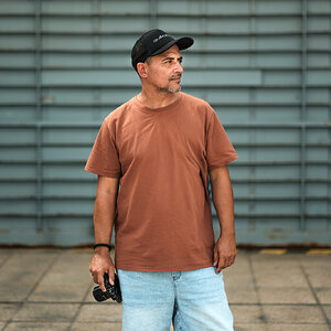 fotografo-callejear-las-palmas-de-gran-canaria-persona-retrato-camara-gorra.jpg