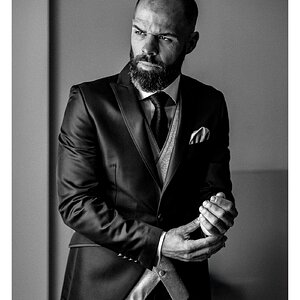 fotografo-persona-hombre-barba-traje-blanco-negro.jpg