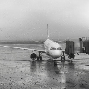ESPERANDO EMBARCAR -AEROPUERTO DE SEVILLA-FINAL BN.jpg