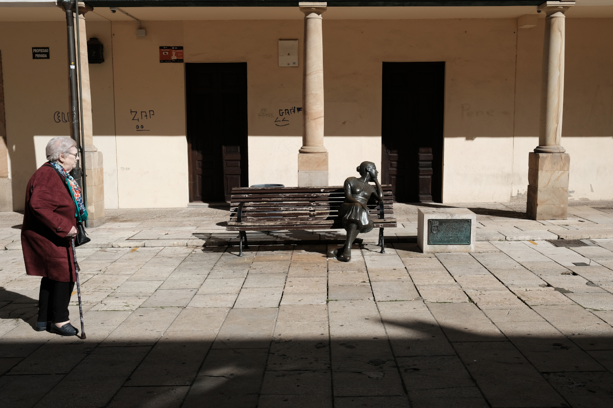 30 septiembre X-E3 con XF 23mm señora y escultura sentada.JPG