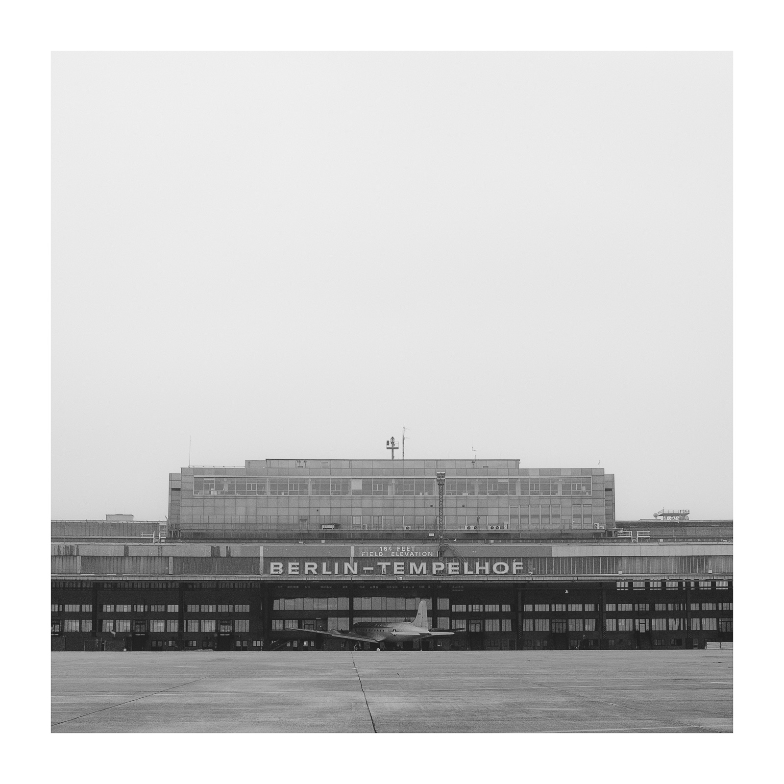 fotografo-berlin-pista-aeropuerto-tempelhof-avion-blanco-negro.JPG