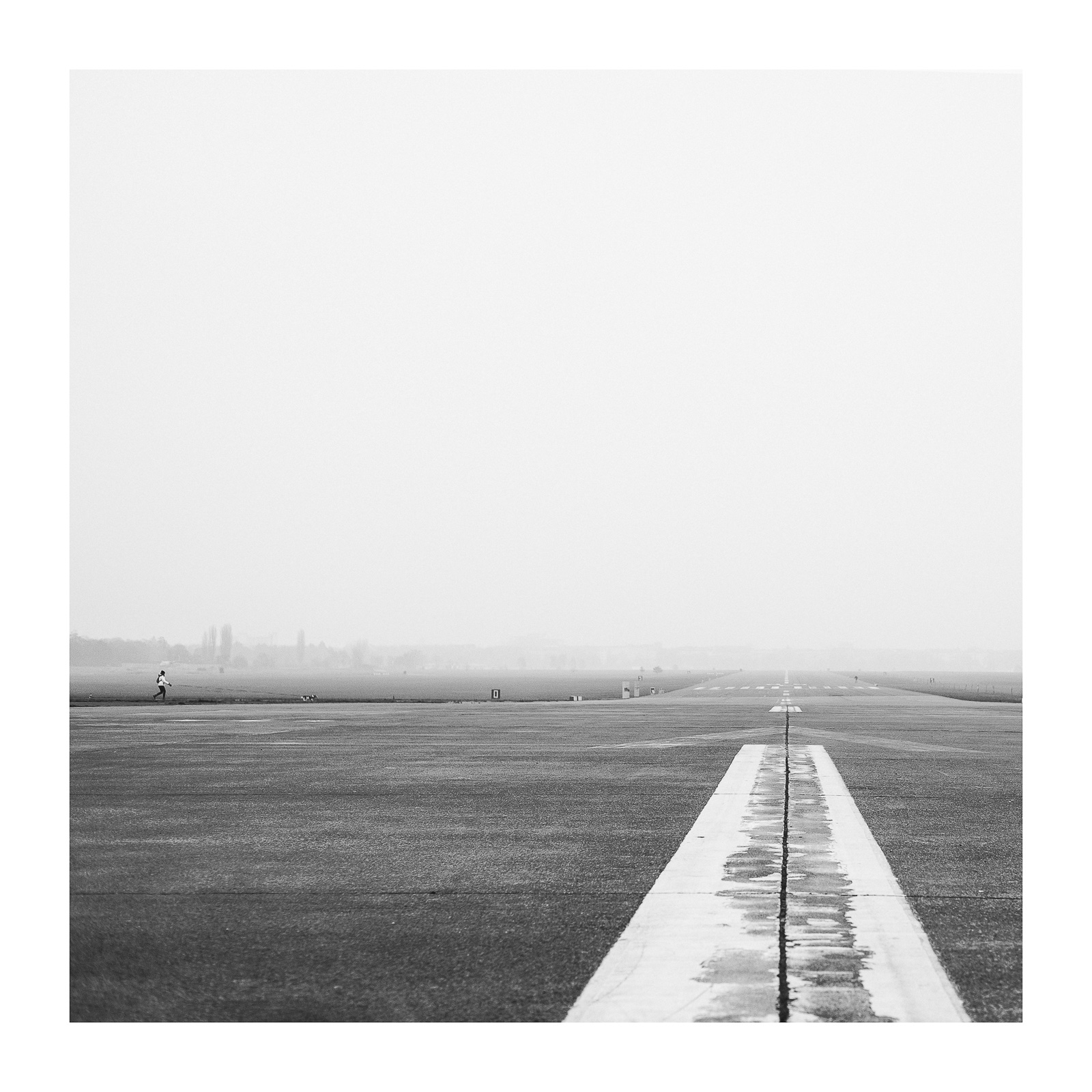 fotografo-berlin-pista-aeropuerto-tempelhof-perona-perro-blanco-negro.jpg