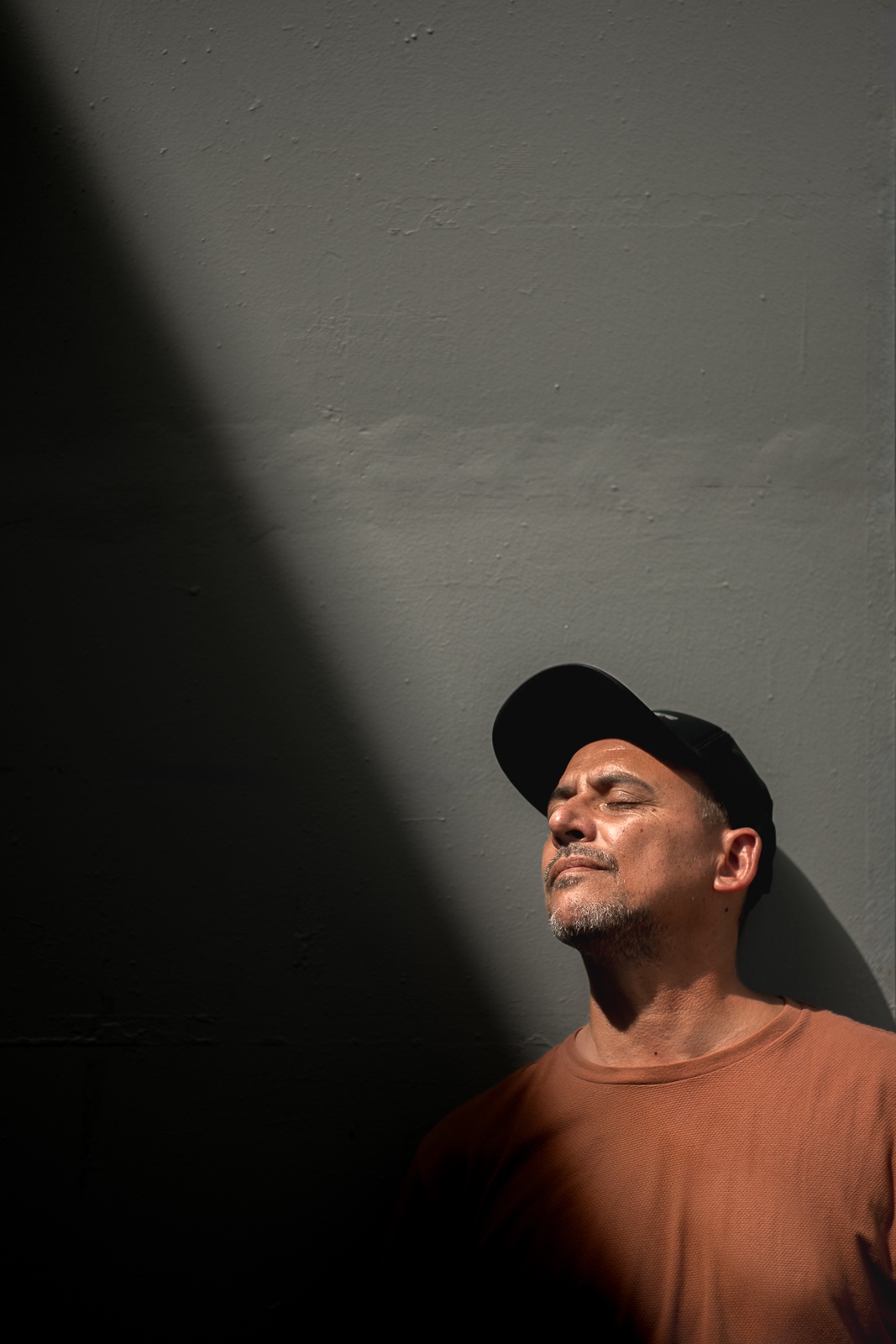 fotografo-callejear-las-palmas-de-gran-canaria-persona-retrato-sombra-gorra.jpg