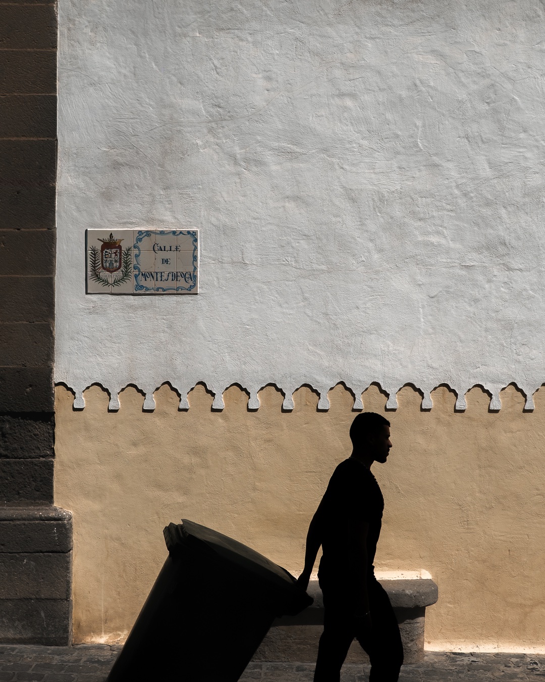 fotografo-callejear-silueta-persona-contenedor-basura-banco-piedra.jpg