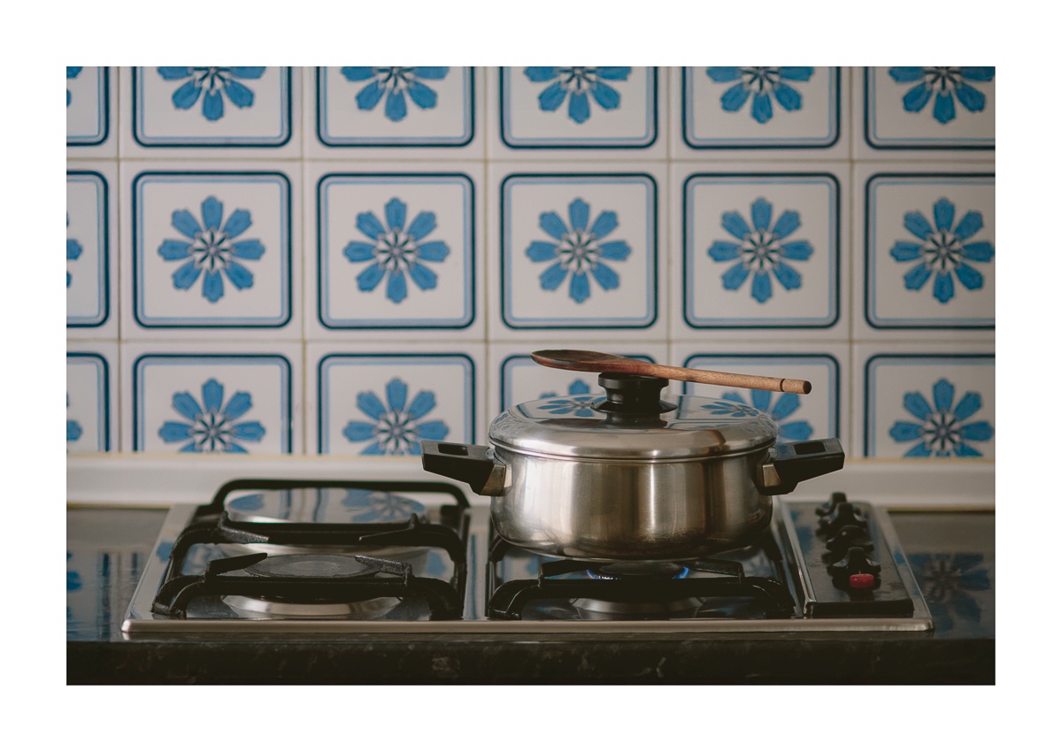 fotografo-cocina-comicda-caldero-cuchara-madera-azulejos-encimera-fogones-azul.jpg