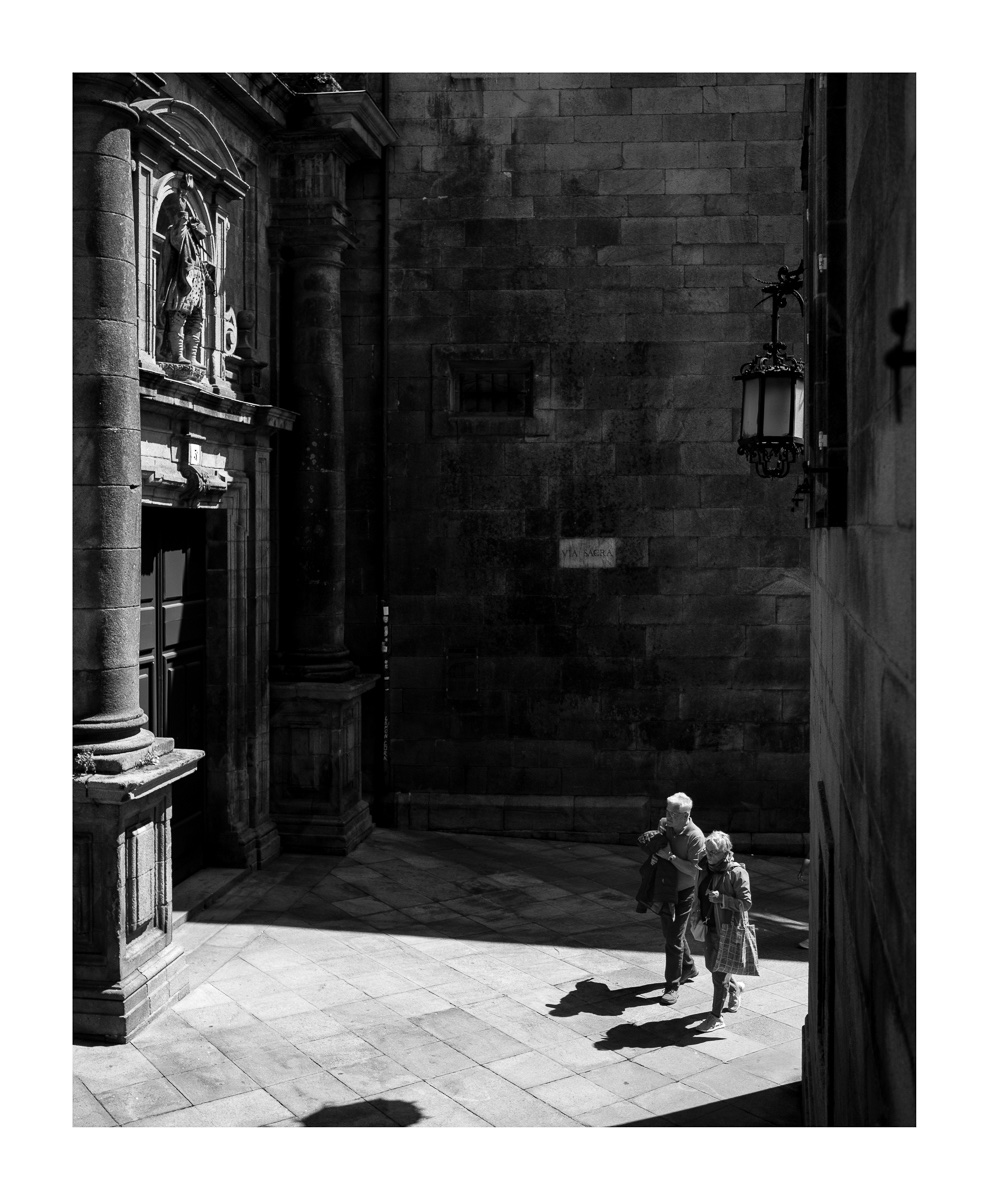 fotografo-españa-santiago-de-compostela-personas-via-sacra-blanco-negro.JPG