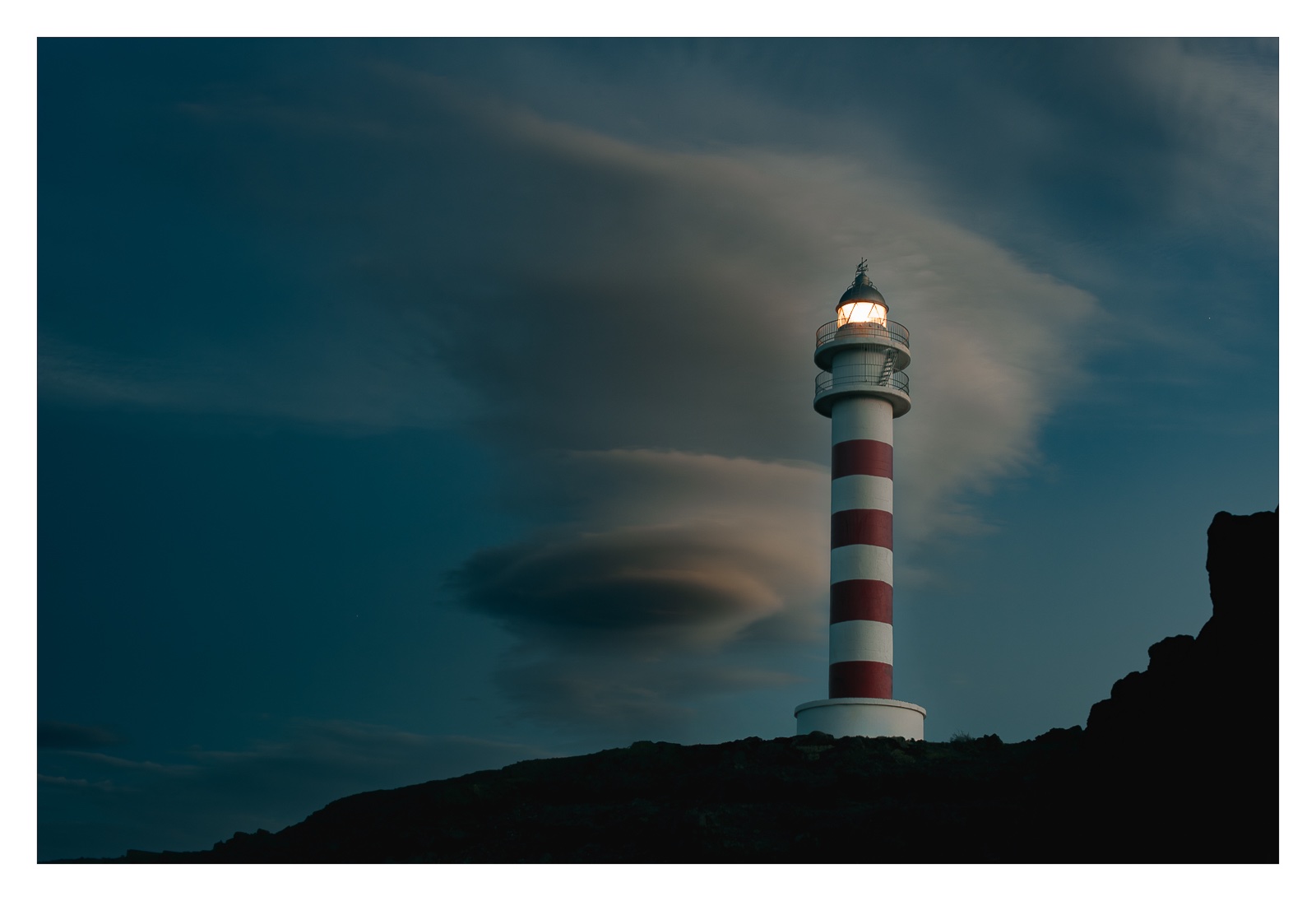 fotografo-faro-luz-cielo-azul-nube.jpg