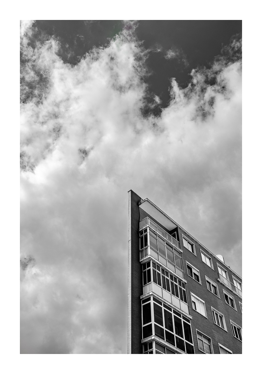 fotografo-gran-canaria-edificio-perspectiva-balcones-ventanas-cielo-blanco-negro.jpg