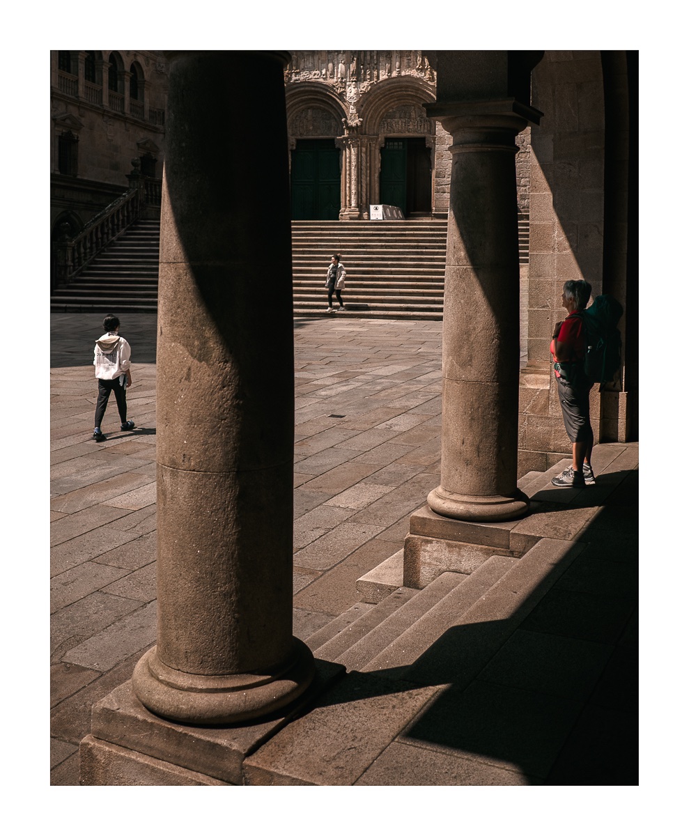 fotografo-gran-canaria-santiago-compostela-columnas-escaleras-personas-sombra.JPG