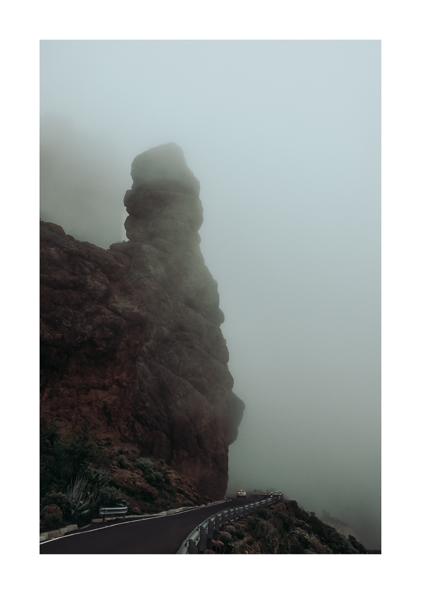 fotografo-gran-canaria-tejeda-formacion-rocosa-vegetacion-ladera-vehiculo-luz-roja.jpg