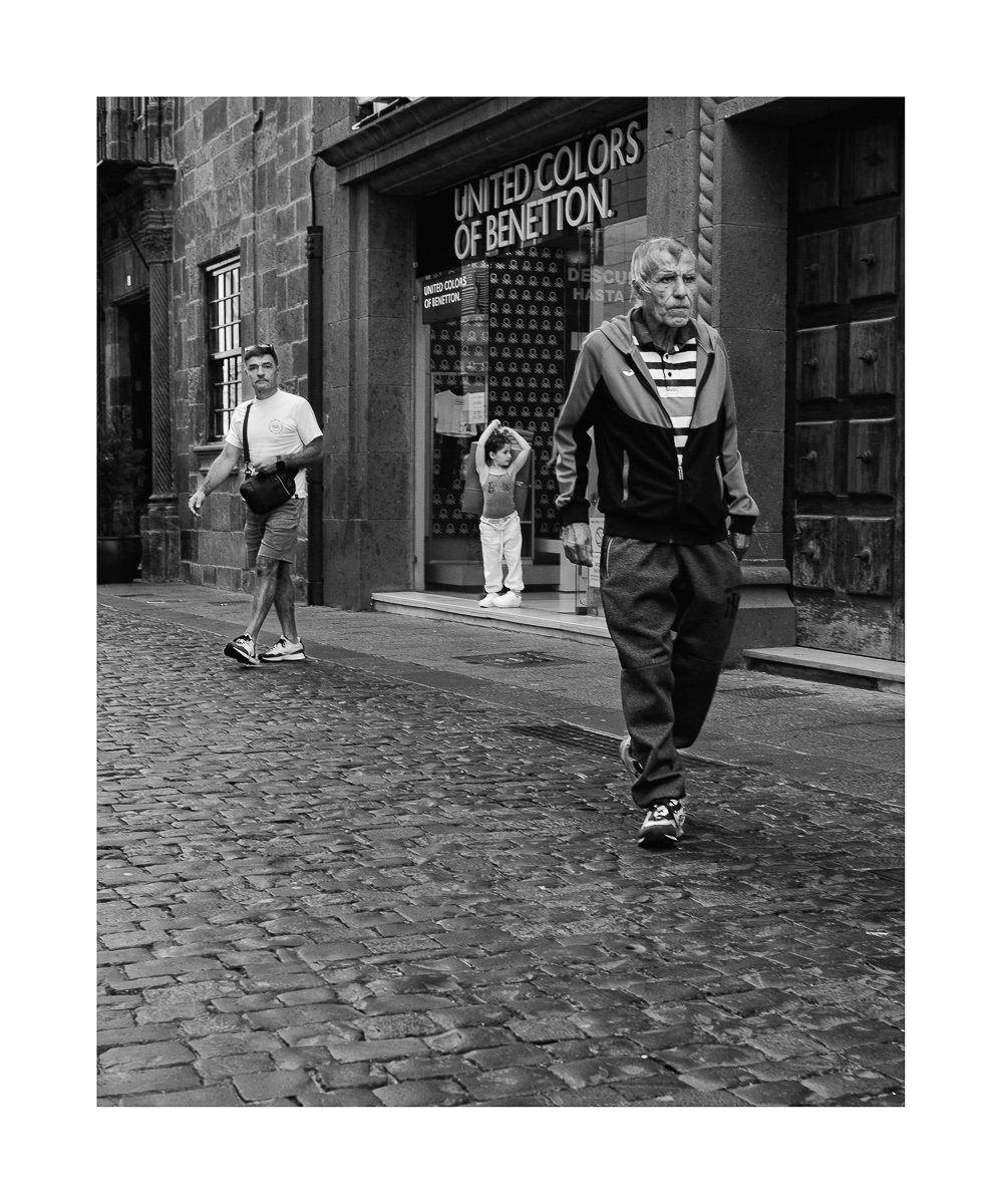 fotografo-la-palma-callejeando-persona-blanco-negro-tienda-ropa.JPG