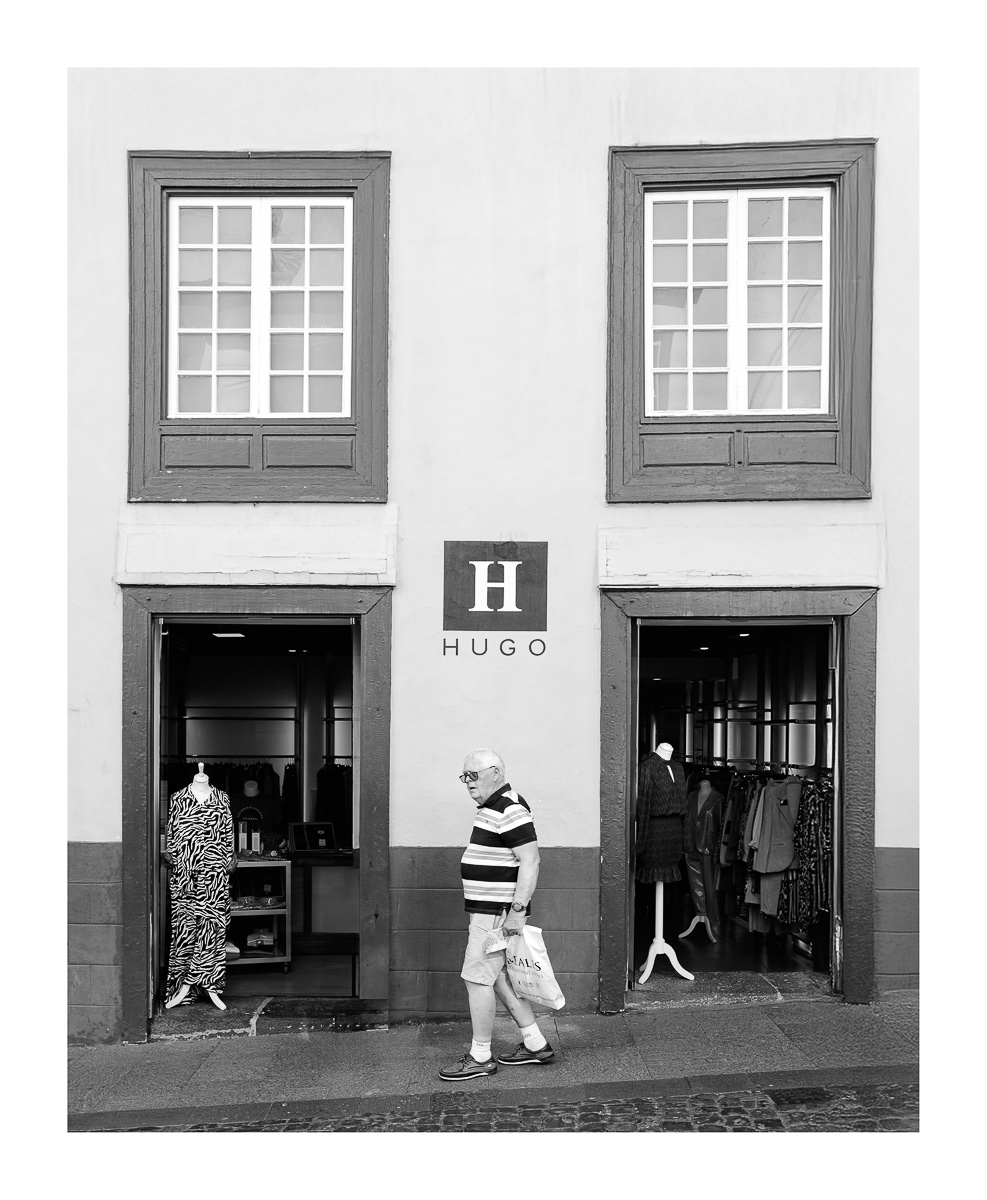 fotografo-la-palma-callejeando-persona-comercio-maniqui-tienda-blanco-negro.JPG