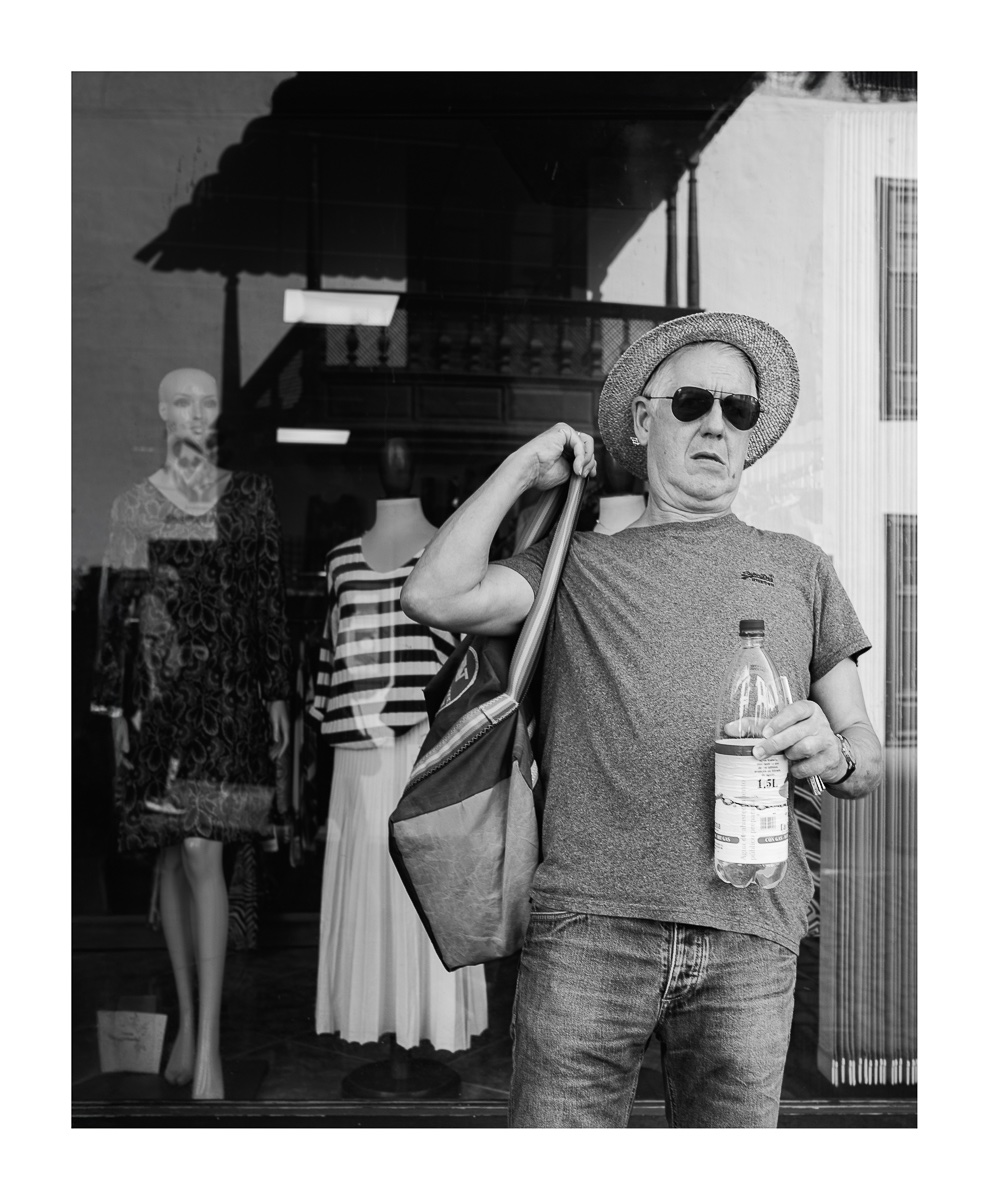 fotografo-la-palma-callejeando-persona-maniqui-ropa-sombrero-gafas-blanco-negro.JPG