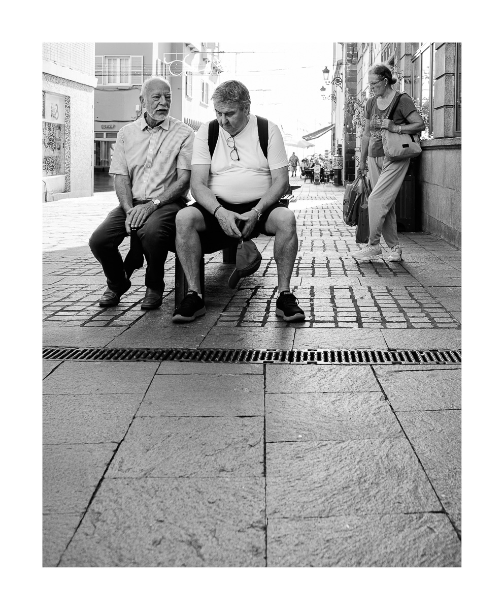 fotografo-la-palma-callejeando-personas-blanco-negro-adoquin.JPG