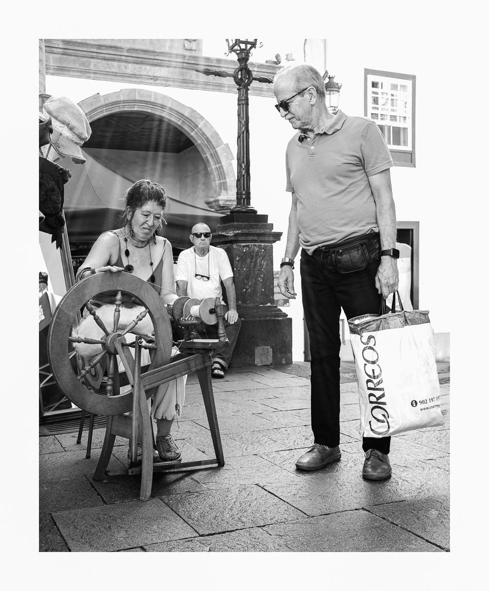 fotografo-la-palma-callejeando-personas-blanco-negro-correos.JPG