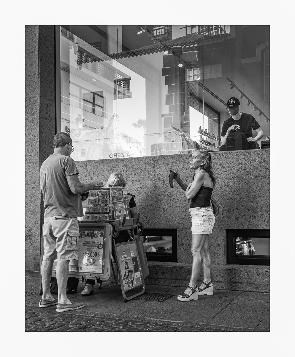 fotografo-la-palma-callejeando-personas-blanco-negro-cupones.JPG