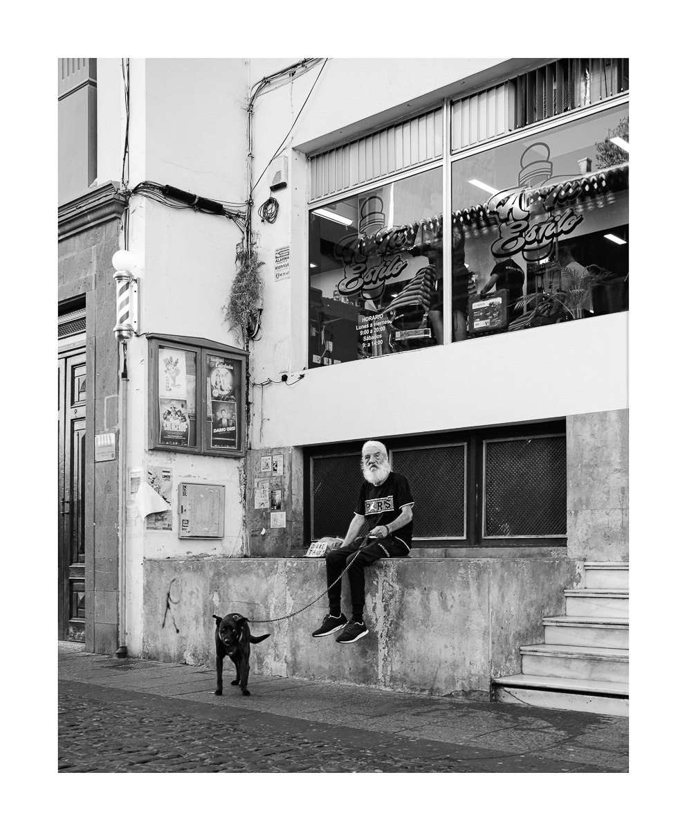 fotografo-la-palma-callejeando-personas-blanco-negro-perro-peluqueria.JPG